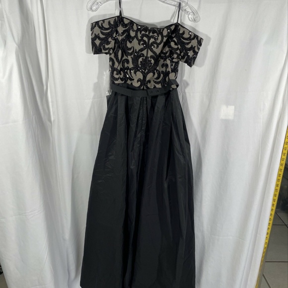 NWT $308 Vince Camuto [ 10 ] Embellished Off Shoulder Ballgown in‎ Black - Picture 7 of 12